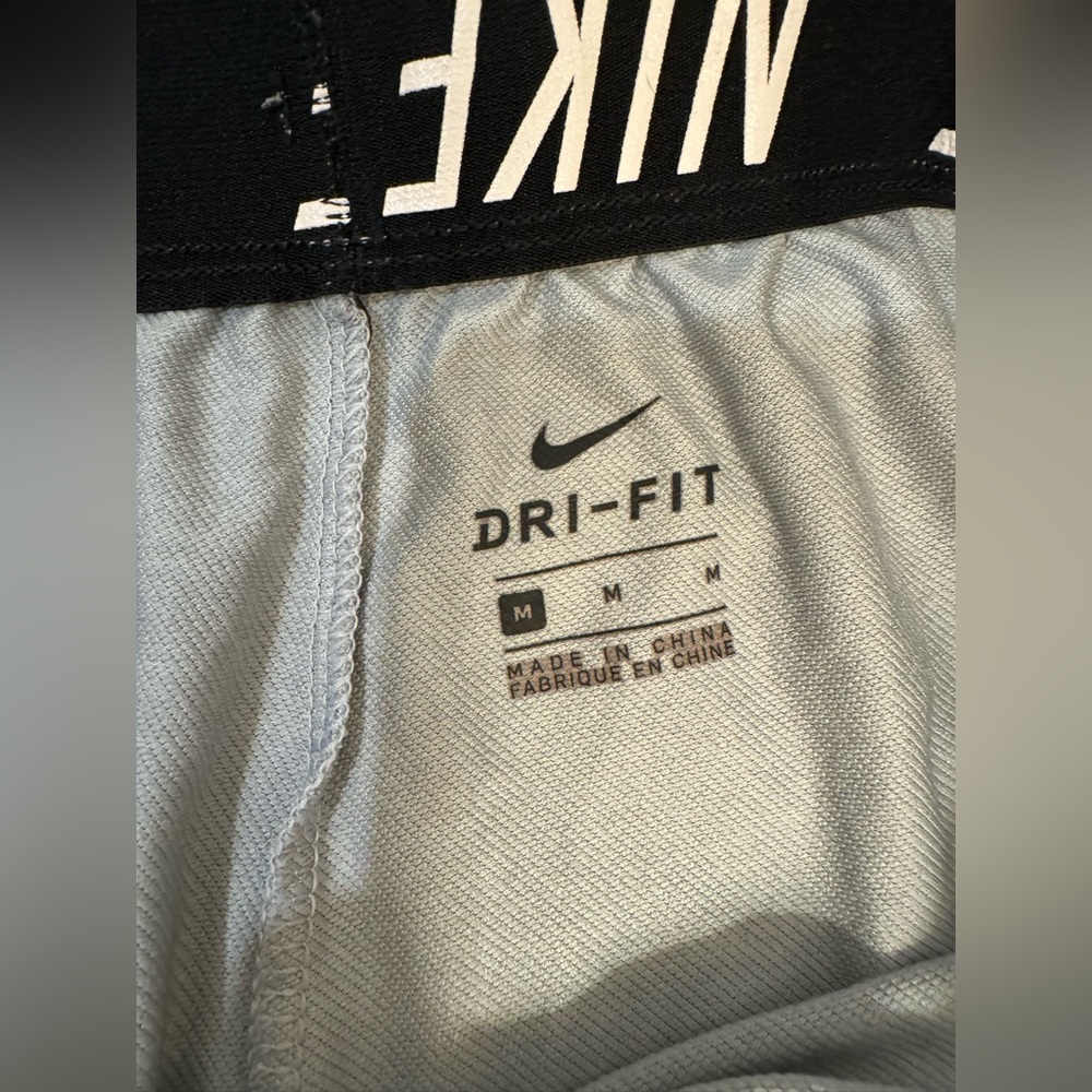 Nike - Picture 2 of 5